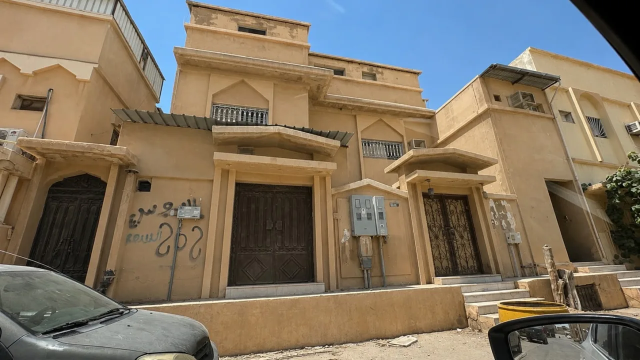 للبيع بيت في الهفوف حي الثليثيه في موقع مميز