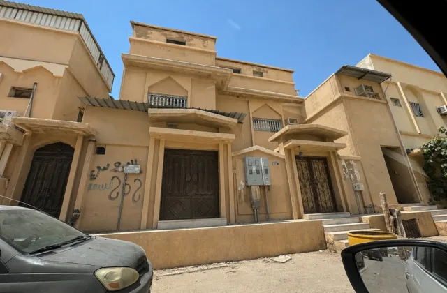 للبيع بيت في الهفوف حي الثليثيه في موقع مميز